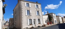 MOUTIERS SUR LAY EN PLEIN COEUR DU BOURG MAISON EN PIERRES RENOVEE 4 CHAMBRES AVEC LOCATAIRE EN PLACE