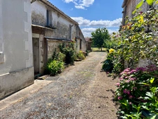 LE LANGON (85) 10 MIN DE FONTENAY LE COMTE ADORABLE LONGERE RENOVEE AVEC DEPENDANCES ET TERRAIN CLOS