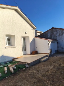 JARD SUR MER (85520) - AU COEUR DU VILLAGE- MAISON DE PLAIN PIED 2 CHAMBRES MEUBLEE AVEC COUR PRIVATIVE