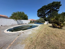BRETIGNOLLES SUR MER 85 -AUX ENCHERES- A 800M DES PLAGES PARCELLE DE TERRAIN AVEC PISCINE 542M² A BATIR