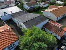 LUCON COEUR DE VILLE RARISSIME BATIMENTS PLAIN PIED 175M² POSSIBILITE LOFT MAISON GARAGES STOCKAGE DOJO