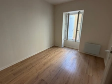 LES SABLES D'OLONNE (85100) - RARE - A 2 PAS DU REMBLAI ET DU PORT APPARTEMENT T3 RENOVE EN 2026 EN RDC