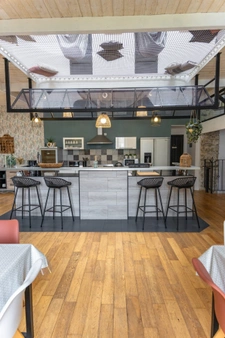 CHAVAGNES EN PAILLERS (85250) - LIEU D'EXCEPTION - ANCIENNE CHAPELLE RENOVEE 6 CHAMBRES SUR 900M² CLOS