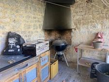 LUCON (85) COEUR DE VILLE MAISON EN PIERRES DE CARACTERE 5/6 CHAMBRES AVEC PATIO ET SPACIEUSES ANNEXES