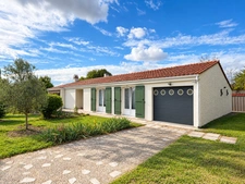 SAINT-JEAN-D'HERMINE (85) - COEUR DE VILLAGE AU CALME - ADORABLE VILLA PLAIN PIED 4 CHAMBRES SUR 1177M²
