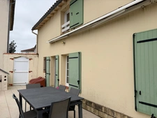 BESSAY (85320) AU CALME CHARMANTE MAISON EN PIERRES RENOVEE 3/4 CHAMBRES AVEC DEPENDANCES ET JARDIN