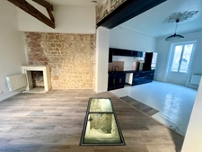 LUCON QUARTIER MARCHE COUVERT CHARMANTE MAISON EN PIERRES RENOVEE DE PLAIN PIED AVEC JARDIN ET CAVE
