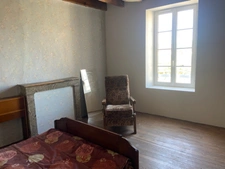 MOUTIERS SUR LAY EN PLEIN COEUR DU BOURG MAISON EN PIERRES RENOVEE 4 CHAMBRES AVEC LOCATAIRE EN PLACE
