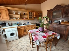 PUYRAVAULT (85) A 20 MINUTES DE LA ROCHELLE AUTHENTIQUE LONGERE EN PIERRES A RAFRAICHIR SUR 333 M² CLOS