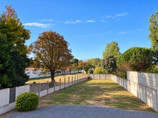 L'AIGUILLON SUR MER (85) - MAISON FAMILIALE AVEC VERANDA, APPARTEMENT T2 ET TERRAIN A BATIR ZONE BLANCHE