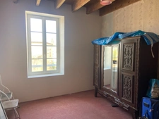 MOUTIERS SUR LAY EN PLEIN COEUR DU BOURG MAISON EN PIERRES RENOVEE 4 CHAMBRES AVEC LOCATAIRE EN PLACE