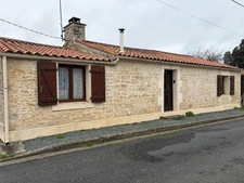PUYRAVAULT (85) A 20 MINUTES DE LA ROCHELLE AUTHENTIQUE LONGERE EN PIERRES A RAFRAICHIR SUR 333 M² CLOS