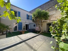 LUCON (85) COEUR DE VILLE MAISON EN PIERRES DE CARACTERE 5/6 CHAMBRES AVEC PATIO ET SPACIEUSES ANNEXES