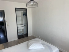 REZE HYPER BIEN SITUE TRES BEL APPARTEMENT T4 RENOVE AVEC LOCATAIRES EN PLACE DANS RESIDENCE ENTRETENUE