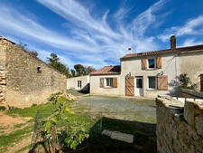 PEAULT (85) AU CALME A 5 MIN DE LUCON ADORABLE FERMETTE RENOVEE 3 CHAMBRES AVEC GRANGE ET DEPENDANCE