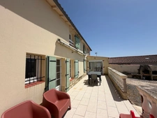 BESSAY (85320) AU CALME CHARMANTE MAISON EN PIERRES RENOVEE 3/4 CHAMBRES AVEC DEPENDANCES ET JARDIN
