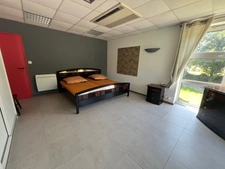 LUCON QUARTIER SUPER U AU CALME MAISON APPARTEMENT MEUBLE 2 CHAMBRES AVEC TERRAIN TENNIS ET JARDINET