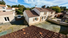 PEAULT (85) AU CALME A 5 MIN DE LUCON ADORABLE FERMETTE RENOVEE 3 CHAMBRES AVEC GRANGE ET DEPENDANCE