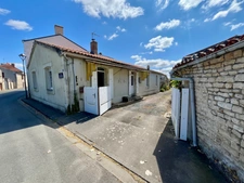 LE LANGON (85) 10 MIN DE FONTENAY LE COMTE ADORABLE LONGERE RENOVEE AVEC DEPENDANCES ET TERRAIN CLOS