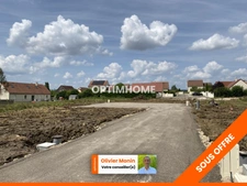 Au calme, cœur de village, terrain constructible et viabilisé de 891 m2 