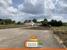 Au calme, cœur de village, terrain constructible et viabilisé de 891 m2 