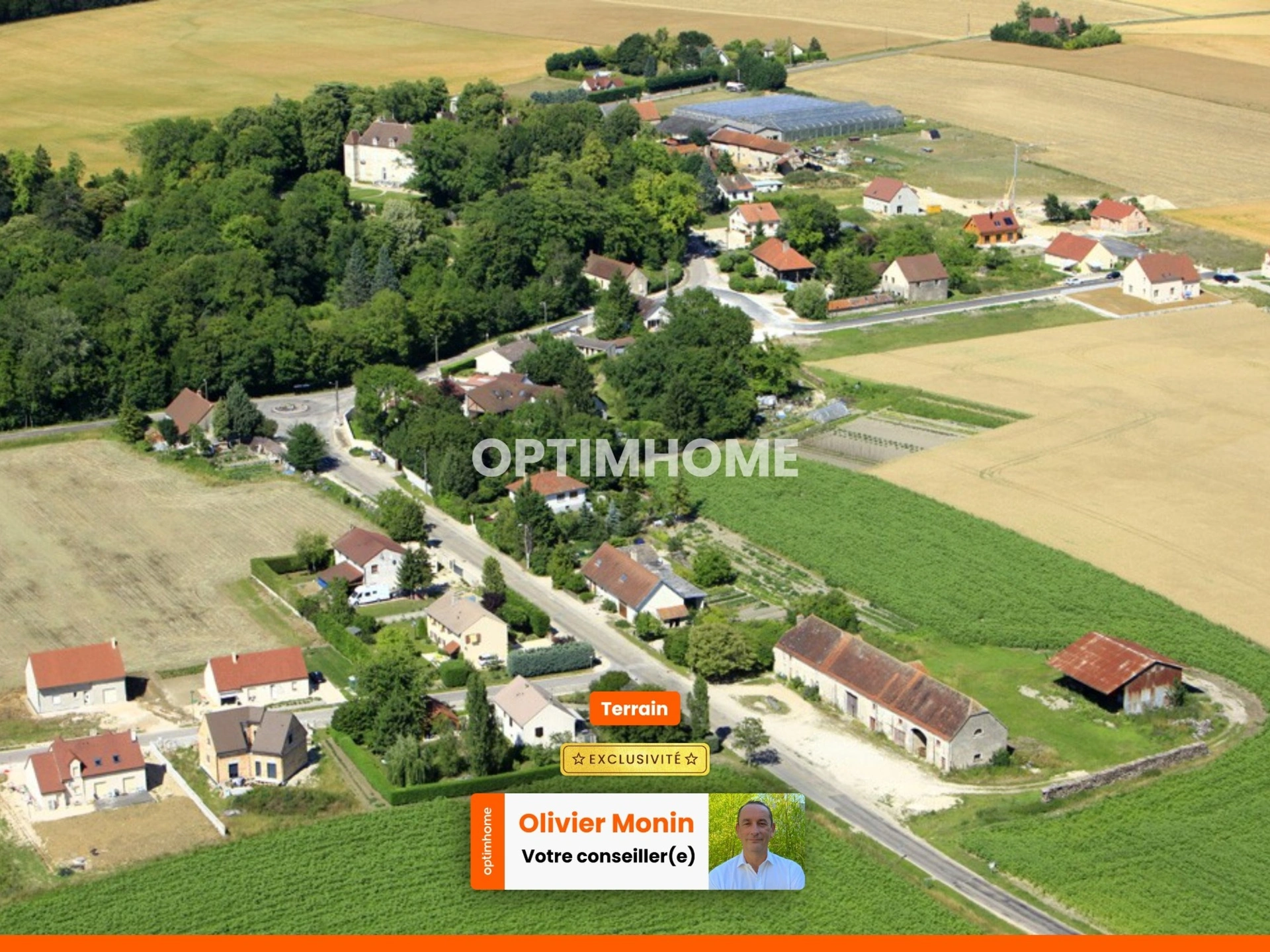 Au calme, cœur de village, terrain constructible et viabilisé de 911 m2 · à Broindon · 110 000 €