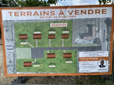 Au calme, cœur de village, terrain constructible et viabilisé de 911 m2 