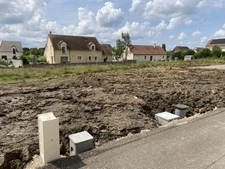 Au calme, cœur de village, terrain constructible et viabilisé de 911 m2 