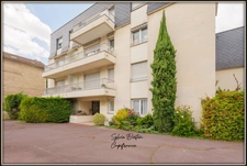 LIVRY GARGAN - Deux pièces en rez de chaussée avec jardin, cave et garage