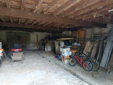 ANCIEN CORPS DE FERME SUR 13356 M² A DEUX PAS DU VILLAGE