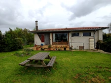 Maison des hauteurs avec vue dégagée et fort potentiel – 1300 m² de terrain