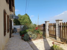 Charmante maison avec garage, idéalement située à proximité de toutes les commodités.