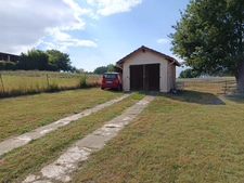 Charmante maison avec garage, idéalement située à proximité de toutes les commodités.