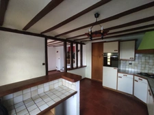 Maison à trois chambres avec un double garage située dans un environnement boisé sans voisins.