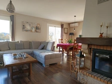 Maison constituée de deux appartements avec garage, située dans un quartier paisible.