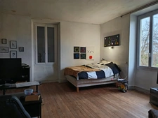 ANCIEN CORPS DE FERME SUR 13356 M² A DEUX PAS DU VILLAGE