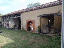 ANCIEN CORPS DE FERME SUR 13356 M² A DEUX PAS DU VILLAGE