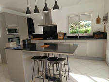 CONTEMPORAINE DE 180 M² AUX PRESTATIONS DE QUALITE AVEC PISCINE CHAUFFEE .