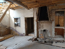 ENSEMBLE IMMOBILIER A TERMINER DE RENOVER AVEC GARAGE SUR LE CHEMIN DE COMPOSTELLE.