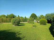 CONTEMPORAINE DE PLAIN-PIED DE QUATRE CHAMBRES AVEC PISCINE .