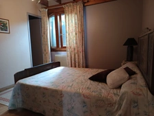 Ancien établissement hôtelier reconverti en logements avec piscine .