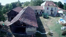 ANCIEN CORPS DE FERME SUR 13356 M² A DEUX PAS DU VILLAGE