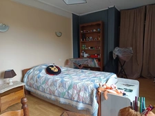Ancien établissement hôtelier reconverti en logements avec piscine .