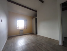 Maison à trois chambres avec un double garage située dans un environnement boisé sans voisins.