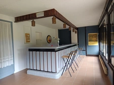 Établissement hôtelier antérieur réaménagé en logements avec piscine.