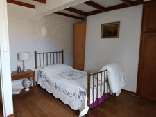 Charmante maison avec garage, idéalement située à proximité de toutes les commodités.