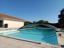 CONTEMPORAINE DE PLAIN-PIED DE QUATRE CHAMBRES AVEC PISCINE .