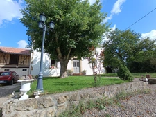 MAISON GASCOGNE QUATRE CHAMBRES ENTIEREMENT RENOVEE SUR 1 HECTARE ET SES DEPENDANCES 
