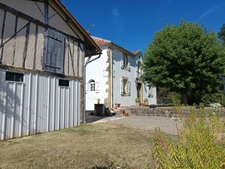 MAISON GASCOGNE QUATRE CHAMBRES ENTIEREMENT RENOVEE SUR 1 HECTARE ET SES DEPENDANCES 