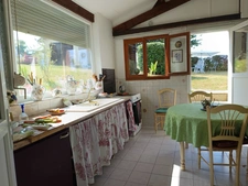 Charmante maison avec garage, idéalement située à proximité de toutes les commodités.